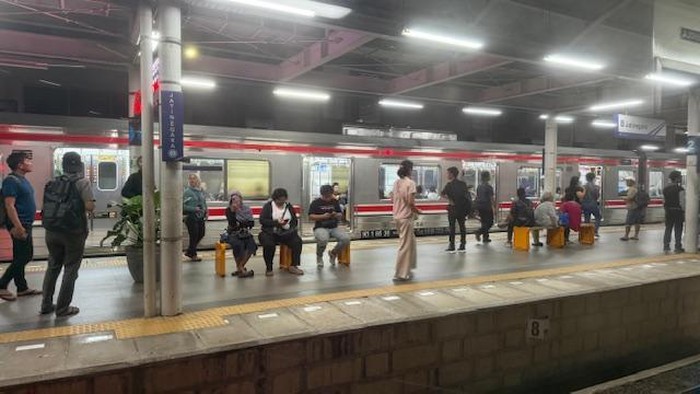 Situasi Stasiun Jatinegara usai ada tabrakan kereta di Stasiun Bekasi Timur. (Eva/detikcom)