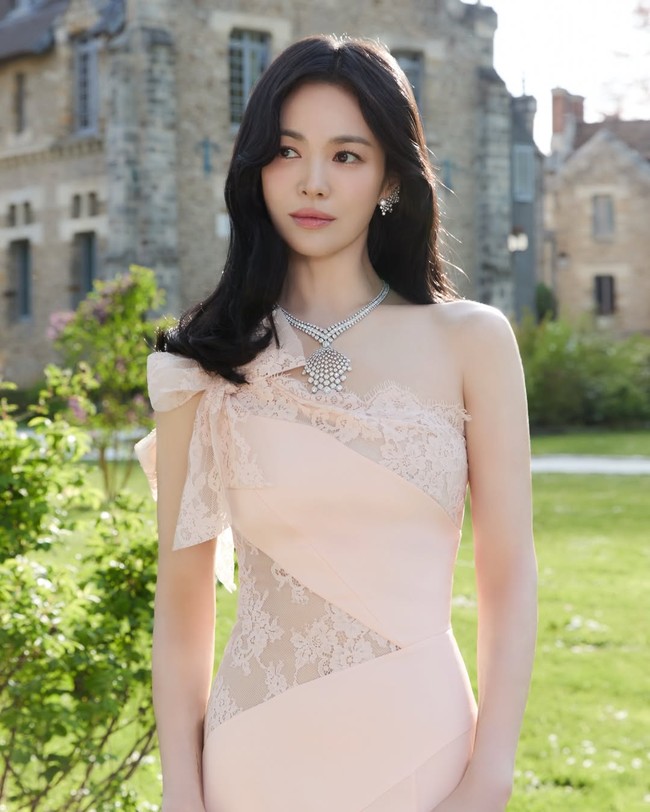 Song Hye Kyo menampilkan pesona anggun sebagai tamu istimewa di acara peluncuran koleksi perhiasan Chaumet ‘A Journey Through Nature’ di Prancis. Foto: dok. Instagram @kyo1122