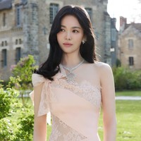 Pesona Song Hye Kyo Tampil Bak Dewi Hadiri Acara Perhiasan Chaumet