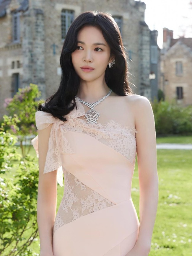 Pesona Song Hye Kyo Tampil Bak Dewi Hadiri Acara Perhiasan Chaumet