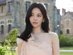 Pesona Song Hye Kyo Tampil Bak Dewi Hadiri Acara Perhiasan Chaumet