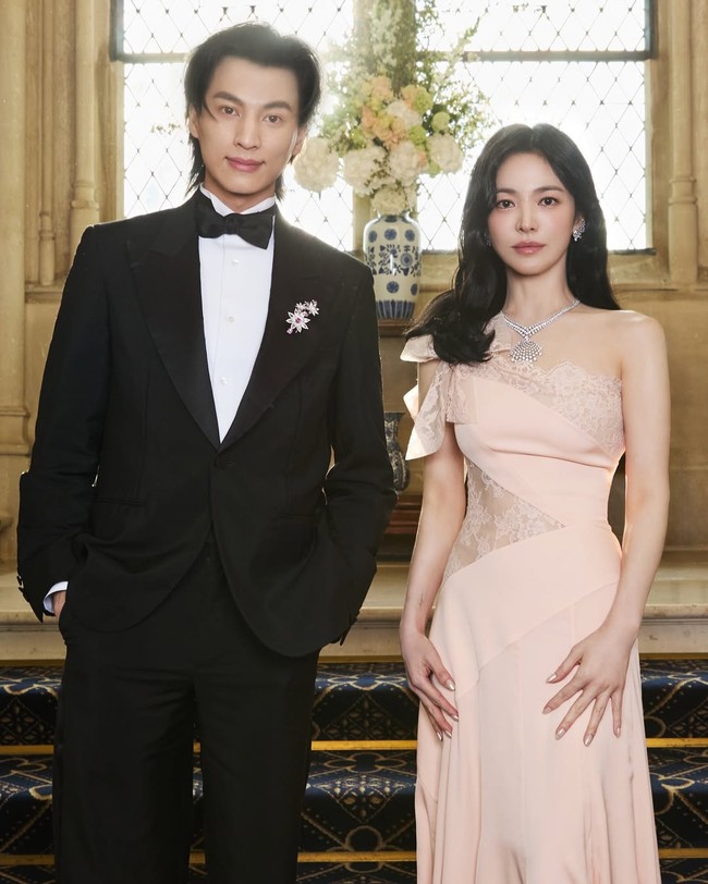 Song Hye Kyo menunjukkan keakrabannya dengan sejumlah perwakilan Chaumet termasuk aktor Thailand Gulf Kanawut dan aktris Prancis Sophie Marceau. Foto: dok. Instagram @kyo1122