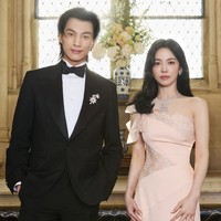 Song Hye Kyo menunjukkan keakrabannya dengan sejumlah perwakilan Chaumet termasuk aktor Thailand Gulf Kanawut dan aktris Prancis Sophie Marceau. Foto: dok. Instagram @kyo1122