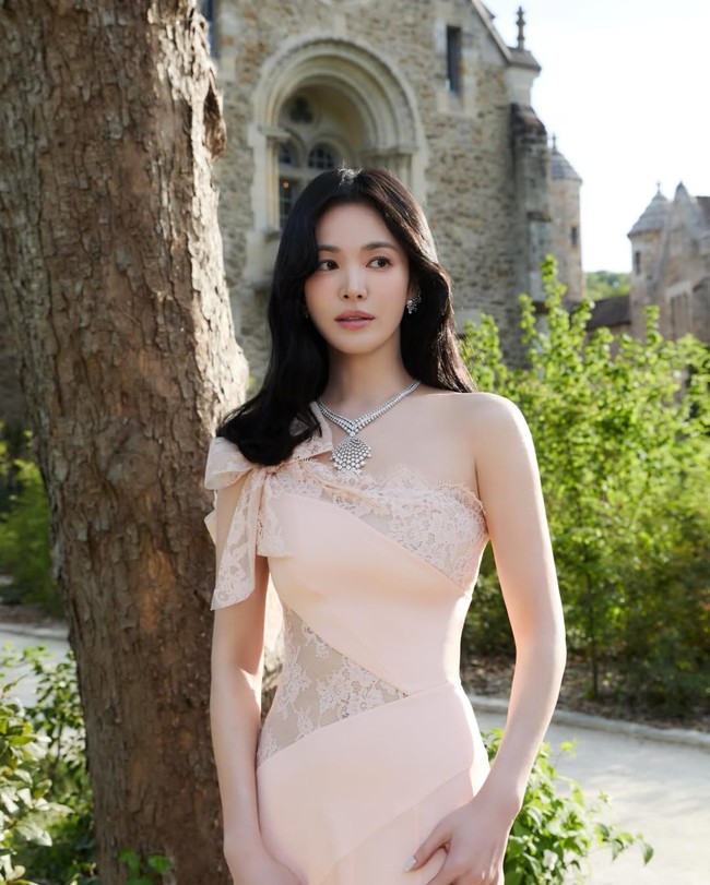Baru-baru ini, penggemar dibuat gemas dengan video Song Hye Kyo penuh aegyo saat berbincang dengan tamu undangan lainnya, diduga dalam keadaan tipsy. Foto: dok. Instagram @kyo1122