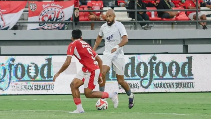 Striker PSM Makassar Alex Tanque berusaha melewati bek Bali United Bagas Adi dalam laga Super League di Stadion Kapten I Wayan Dipta.