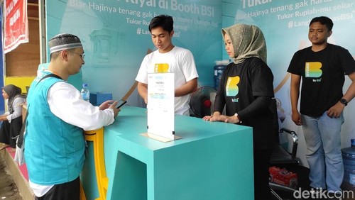 Suasana penukaran uang Riyal di Asrama Haji Embarkasi NTB, Senin (27/4/2026). (Foto: Nathea Citra/detikBali)