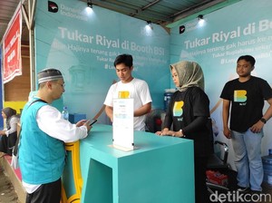 Ramai-ramai Calon Haji Mataram Serbu Penukaran Uang Rupiah ke Riyal