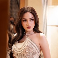 Penampilan Syifa kembali memukau di acara resepsi. Ia tampil glamor dengan gaun rancangan Tex Saverio. Wajahnya juga semakin cantik dipulas dengan riasan soft glam hasil tangan MUA Eva Lovira. Foto: dok instagram Wanda Ponika