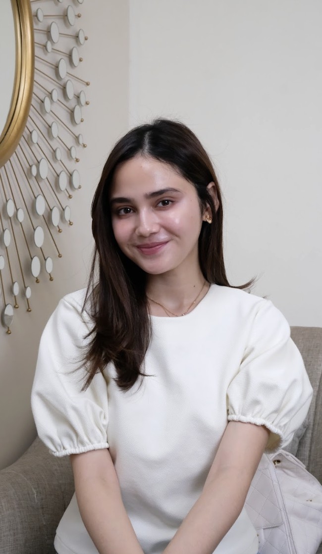 Wajah bare face-nya tampak bersih, cerah, dan minim tekstur. Tidak terlihat tanda-tanda jerawat aktif atau kemerahan berlebih. Hal ini semakin memvalidasi bahwa kulit flawless di hari pernikahan bukan sekadar efek makeup, tapi hasil perawatan yang konsisten. Foto: dok. Dermalogia