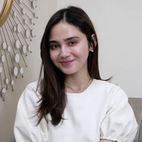 Wajah bare face-nya tampak bersih, cerah, dan minim tekstur. Tidak terlihat tanda-tanda jerawat aktif atau kemerahan berlebih. Hal ini semakin memvalidasi bahwa kulit flawless di hari pernikahan bukan sekadar efek makeup, tapi hasil perawatan yang konsisten. Foto: dok. Dermalogia