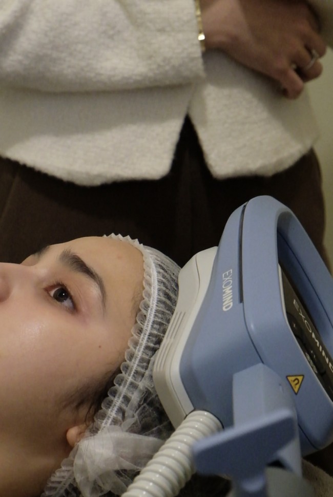 Tak hanya fokus pada wajah, Syifa juga menjalani perawatan dari dalam seperti IV drips untuk menjaga kondisi tubuh tetap prima, serta treatment yang membantu kualitas tidur dengan ExoMind. Kombinasi ini berperan besar dalam menciptakan tampilan kulit yang sehat dan segar secara alami.  Foto: dok. Dermalogia