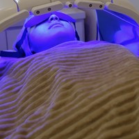 Syifa juga melakukan cne laser untuk menjaga wajah tetap bebas jerawat, hingga vascular laser untuk mengatasi kemerahan atau bekas jerawat. Selain itu, ada juga treatment pendukung seperti photodynamic therapy (PDT) yang membantu proses regenerasi kulit. Foto: dok. Dermalogia