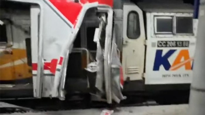 Tabrakan dua kereta di Stasiun Bekasi Timur. (Dok. akun YouTube @trainspotter_id)