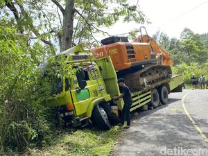 Truk Muat Ekskavator Nyaris Masuk Jurang di Masanda Tana Toraja