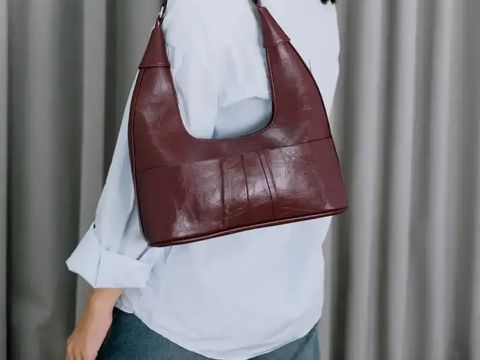 Memilih tas yang stylish sekaligus praktis untuk aktivitas sehari-hari memang penting. Apalagi jika kamu ingin tetap tampil modis tanpa ribet.