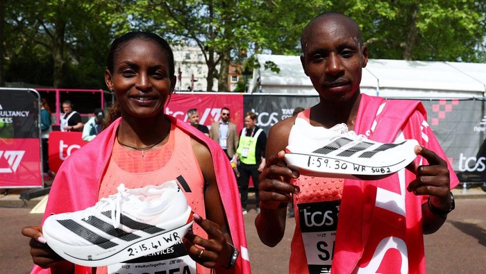 Athletics - London Marathon - London, Britain - April 26, 2026 Kenyas Sabastian Sawe celebrates with an Adidas Adizero Adios Pro Evo 3 shoe after winning the mens elite race and setting a new world record with a time of 01:59:30 and Ethiopias Tigs