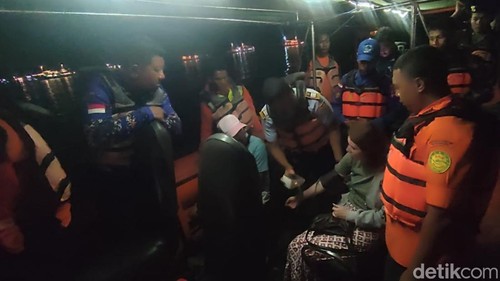 Tim SAR gabungan mengevakuasi dua wisatawan Spanyol dari perairan Pulau Padar, TN Komodo, Manggarai Barat, NTT, Senin (27/4/2026).