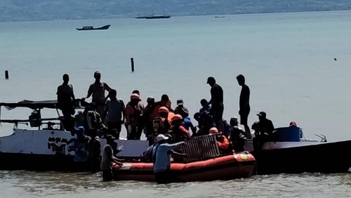 Tim SAR gabungan mengevakuasi jenazah Benjamin Dehan yang ditemukan tewas seusai terjatuh di Teluk Kupang, NTT, Senin (27/4/2026). (Dok. Kantor SAR Kupang)