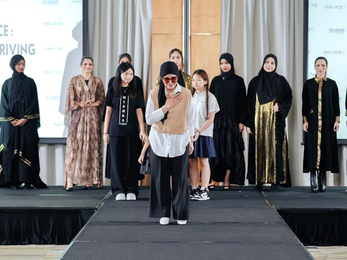 Brand hijab dan modest wear lokal, Makaila Haifa berkolaborasi dengan UNHCR (The UN Refugee Agency) menggelar trunk show bertajuk “omen’s Resilience: From Surviving to Thriving – Mishka Project by Makaila Haifa. Acara trunk show yang diperagakan oleh para pengungsi wanita dari Palestina, Somalia, dan Afghanistan, serta pameran karya fashion painting dari para pengungsi berbakat asal Sri Lanka dan Afghanistan.