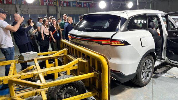 Uji tabrak mobil Chery di fasilitas Chery Longshan Crash Test Center, Wuhu, Anhui, China