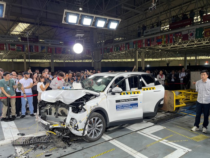 Uji tabrak mobil Chery di fasilitas Chery Longshan Crash Test Center, Wuhu, Anhui, China