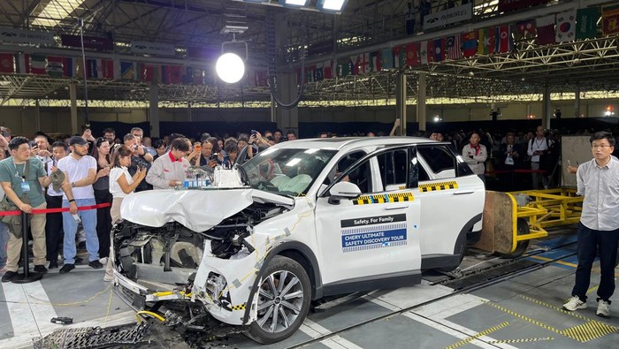 Uji tabrak mobil Chery di fasilitas Chery Longshan Crash Test Center, Wuhu, Anhui, China