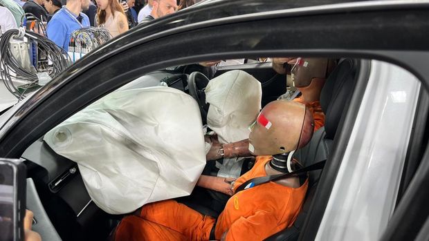 Uji tabrak mobil Chery di fasilitas Chery Longshan Crash Test Center, Wuhu, Anhui, China