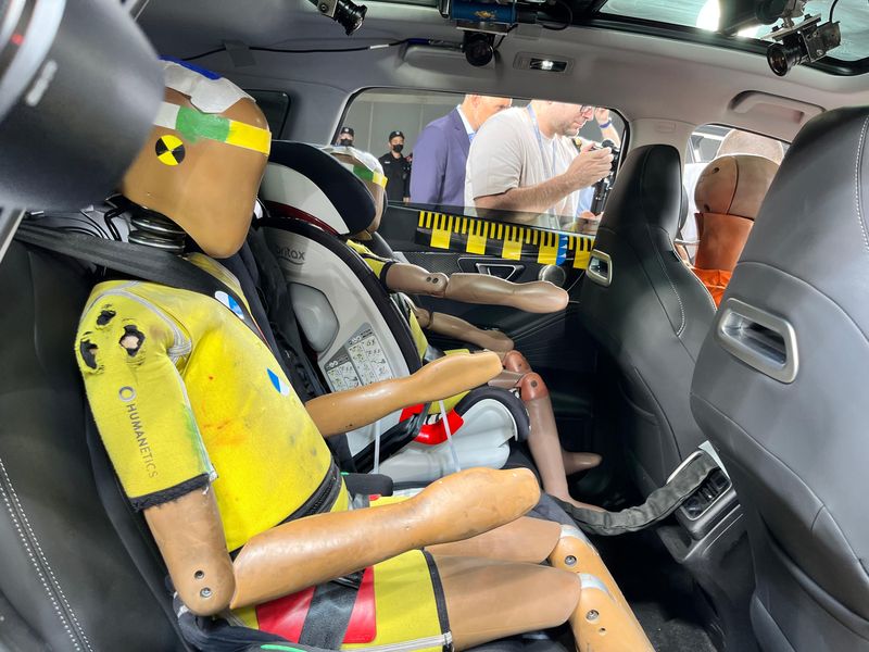 Uji tabrak mobil Chery di fasilitas Chery Longshan Crash Test Center, Wuhu, Anhui, China