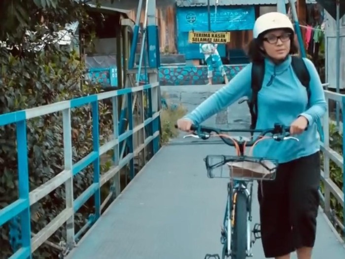 Verra memilih tinggalkan motor untuk bersepeda