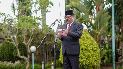 Wakil Bupati Gianyar, Anak Agung Gde Mayun, berbicara soal hemat anggaran saat peringatan Hari Otonomi Daerah ke-30 di halaman Kantor Bupati Gianyar, Senin (27/4/2026). (Dok Pemkab Gianyar)