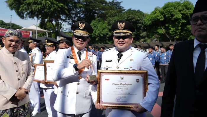 Wamendagri Bima Arya memberikan penghargaan kepada Wali Kota Makassar Munafri Appi Arifuddin.