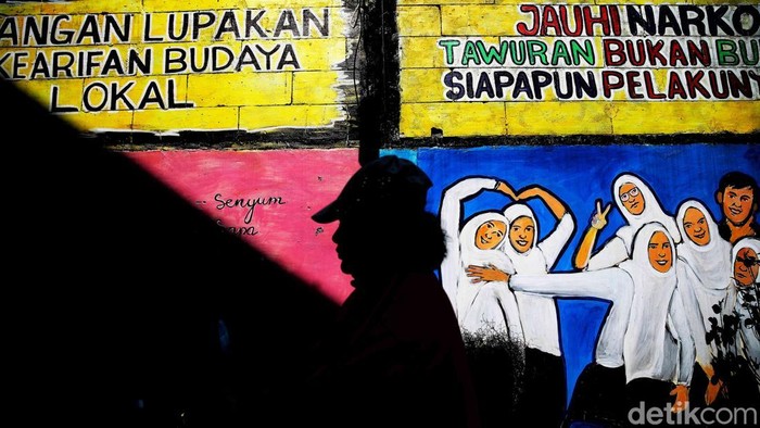 Sejumlah warga beraktivitas di tengah teriknya musim panas di kawasan Jakarta Utara, Senin (27/5/2026).