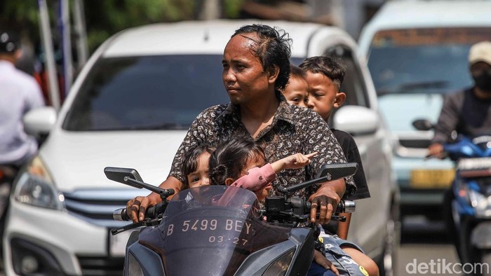 Sejumlah warga beraktivitas di tengah teriknya musim panas di kawasan Jakarta Utara, Senin (27/5/2026).