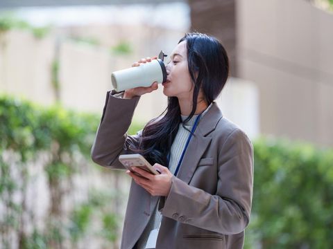 8 Ciri Kepribadian Orang yang Selalu Bawa Tumbler Sendiri