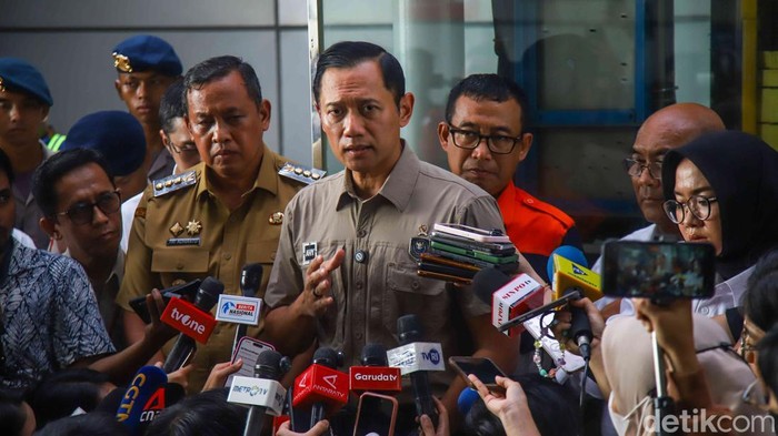 Agus Harimurti Yudhoyono selaku Menteri Koordinator Bidang Infrastruktur dan Pembangunan Kewilayahan (Menko IPK) meninjau langsung lokasi pascakecelakaan antara KRL Commuter Line dan KA Argo Bromo Anggrek di Stasiun Bekasi Timur, Selasa (28/4/2026). 