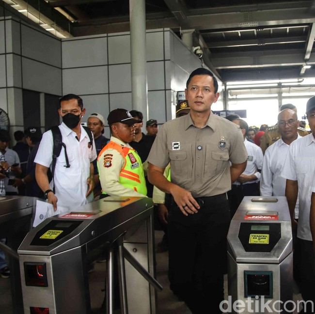 AHY Tinjau Lokasi Kecelakaan KRL di Bekasi