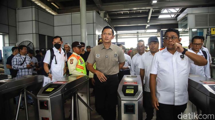 AHY Tinjau Lokasi Kecelakaan KRL di Bekasi