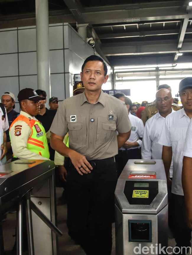 AHY Tinjau Lokasi Kecelakaan KRL di Bekasi