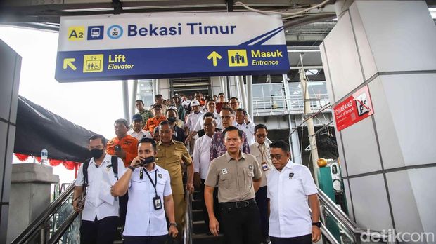 Agus Harimurti Yudhoyono selaku Menteri Koordinator Bidang Infrastruktur dan Pembangunan Kewilayahan (Menko IPK) meninjau langsung lokasi pascakecelakaan antara KRL Commuter Line dan KA Argo Bromo Anggrek di Stasiun Bekasi Timur, Selasa (28/4/2026). Kehadirannya di tengah proses penanganan darurat menunjukkan perhatian pemerintah terhadap keselamatan transportasi publik.