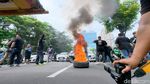 Demo Ojol di Surabaya Diwarnai Aksi Bakar Ban
