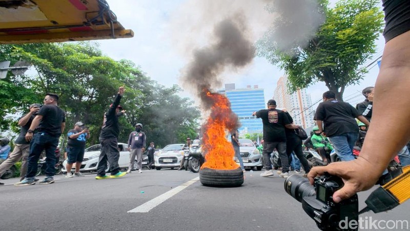 Aksi Ojol di Depan Kantor DPRD Jatim