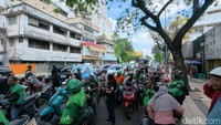 Massa aksi terdiri dari pengemudi ojek online roda dua dan roda empat dari berbagai komunitas yang tergabung dalam Aliansi DOBRAK. Ribuan Ojol ikut turun ke jalan.