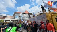 Aksi kemudian berakhir di depan Gedung DPRD Jawa Timur di Jalan Indrapura, saat massa berkumpul untuk menyampaikan tuntutan mereka secara langsung kepada wakil rakyat.