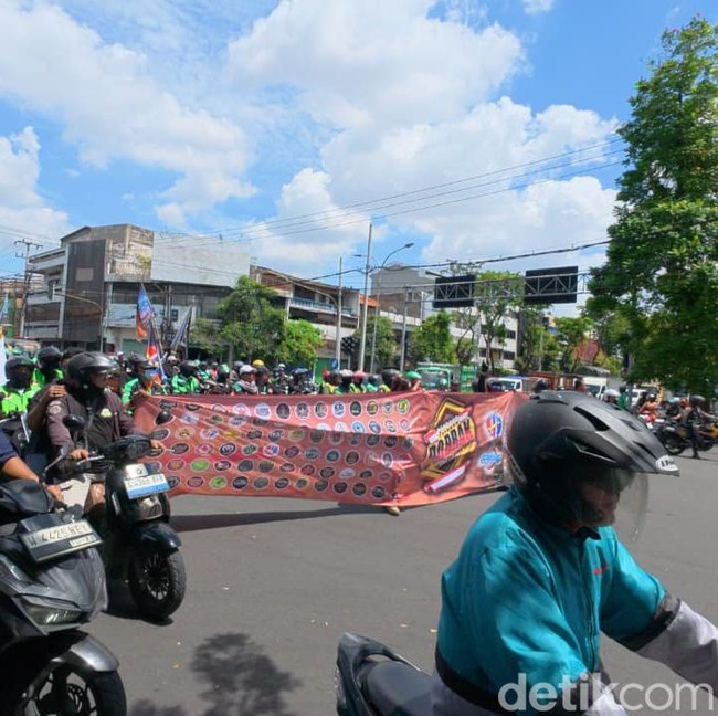Demo Ojol di Surabaya Diwarnai Aksi Bakar Ban