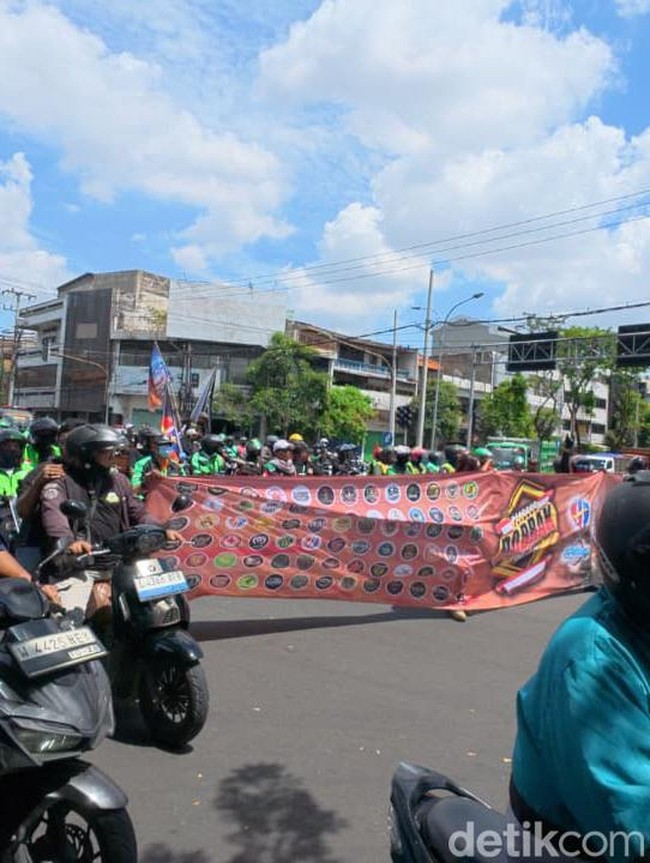 Demo Ojol di Surabaya Diwarnai Aksi Bakar Ban
