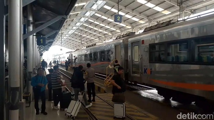 Aktivitas di Stasiun KA Tasikmalaya.