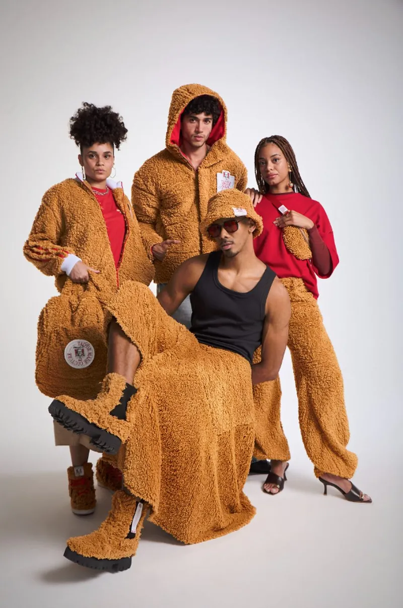 Anti Mainstream! KFC Brasil Bikin Baju Mirip Tekstur Ayam Goreng