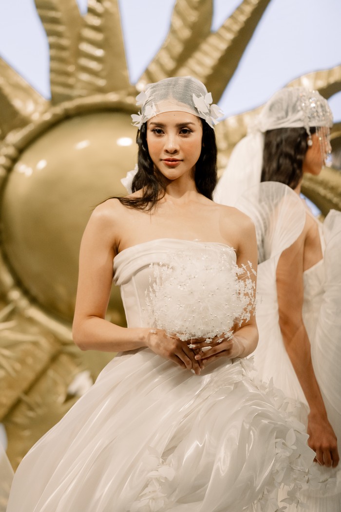 Anya Geraldine di Fashion Show Maison Met dalam gelaran Indonesia Showcase by Weddings by Marriott Bonvoy di The St. Regis Jakarta pada 25 April 2026.