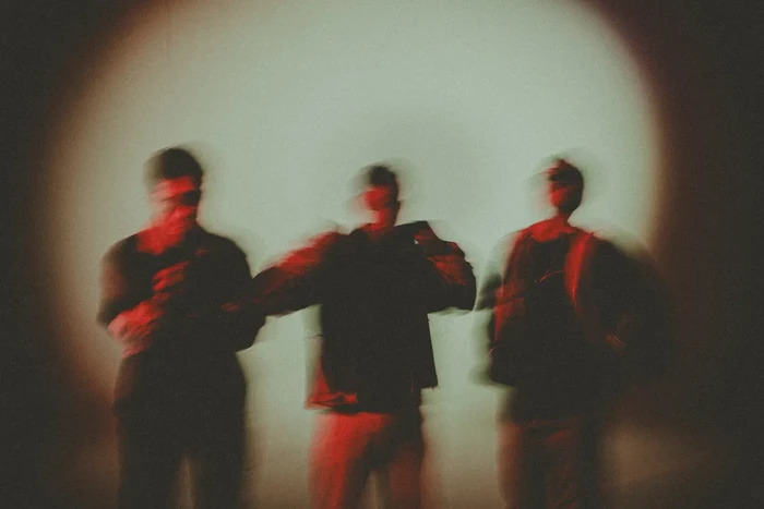 Setelah satu dekade, band Asmara kembali dengan single Belajar Romantis. Lagu ini mengisahkan arti cinta yang tulus dan relevan bagi semua orang.