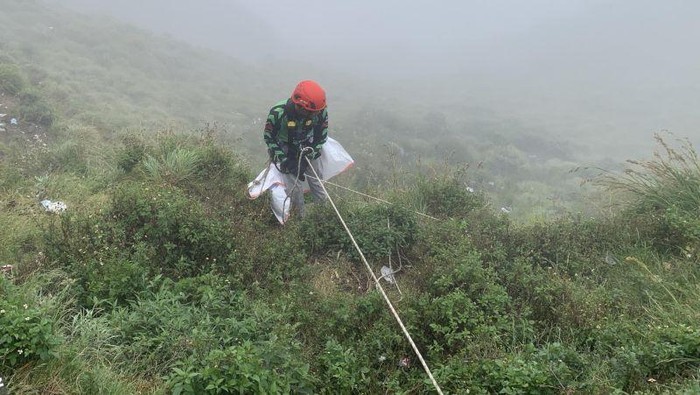 Petugas Balai TNGR NTB saat melakukan pembersihan sampah di kawasan tebing di kawasan Gunung Rinjani Lombok di Mataram, Selasa (28/4/2026).